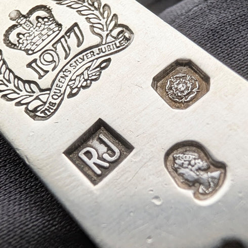 1977 British pure silver Jubilee ingot pendant, 20.1g, with pure silver necklace, RJ